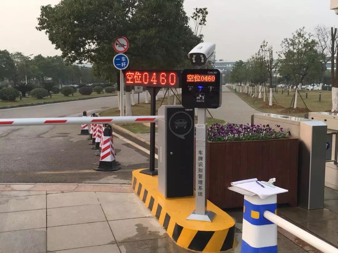 【mg冰球突破十大平台案例】 mg冰球突破十大平台简Ⅲ车牌识别一体机入驻东风汽车公司总部
