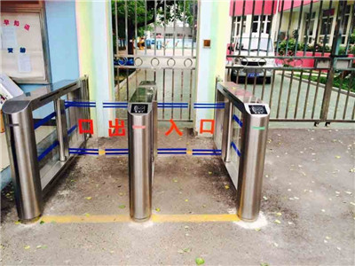 看停车场系统生产厂家怎么说车牌识别系统？