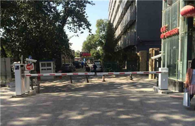 停车场系统升级，拍照进出更便捷