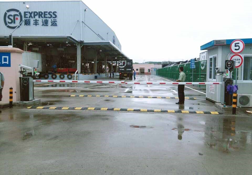 上：缜潘撤峒騃I型车牌识别停车场系统项目