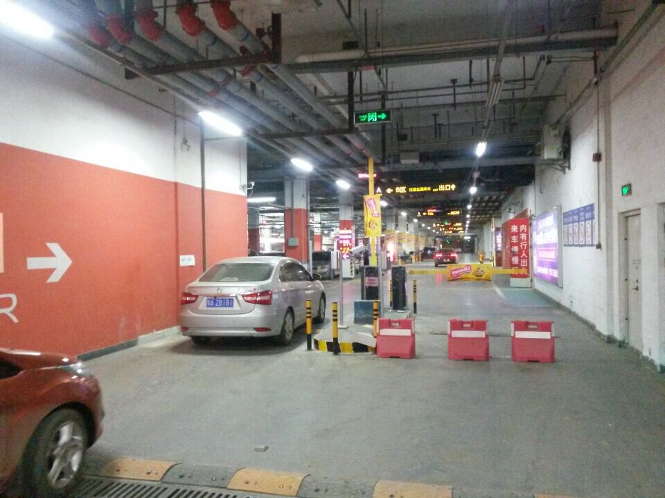 为什么说车牌识别系统在车流量大的停车场中帮助最大？