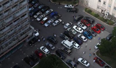 道路停车混乱为哪般？