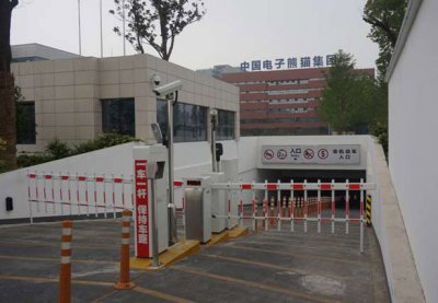 车牌识别系统智能化程度高，它都有哪些硬件设备组成呢？