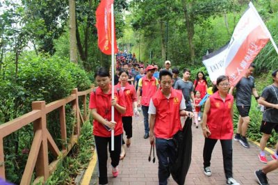 mg冰球突破十大平台义工徒步“大浪绿道”清洁环卫