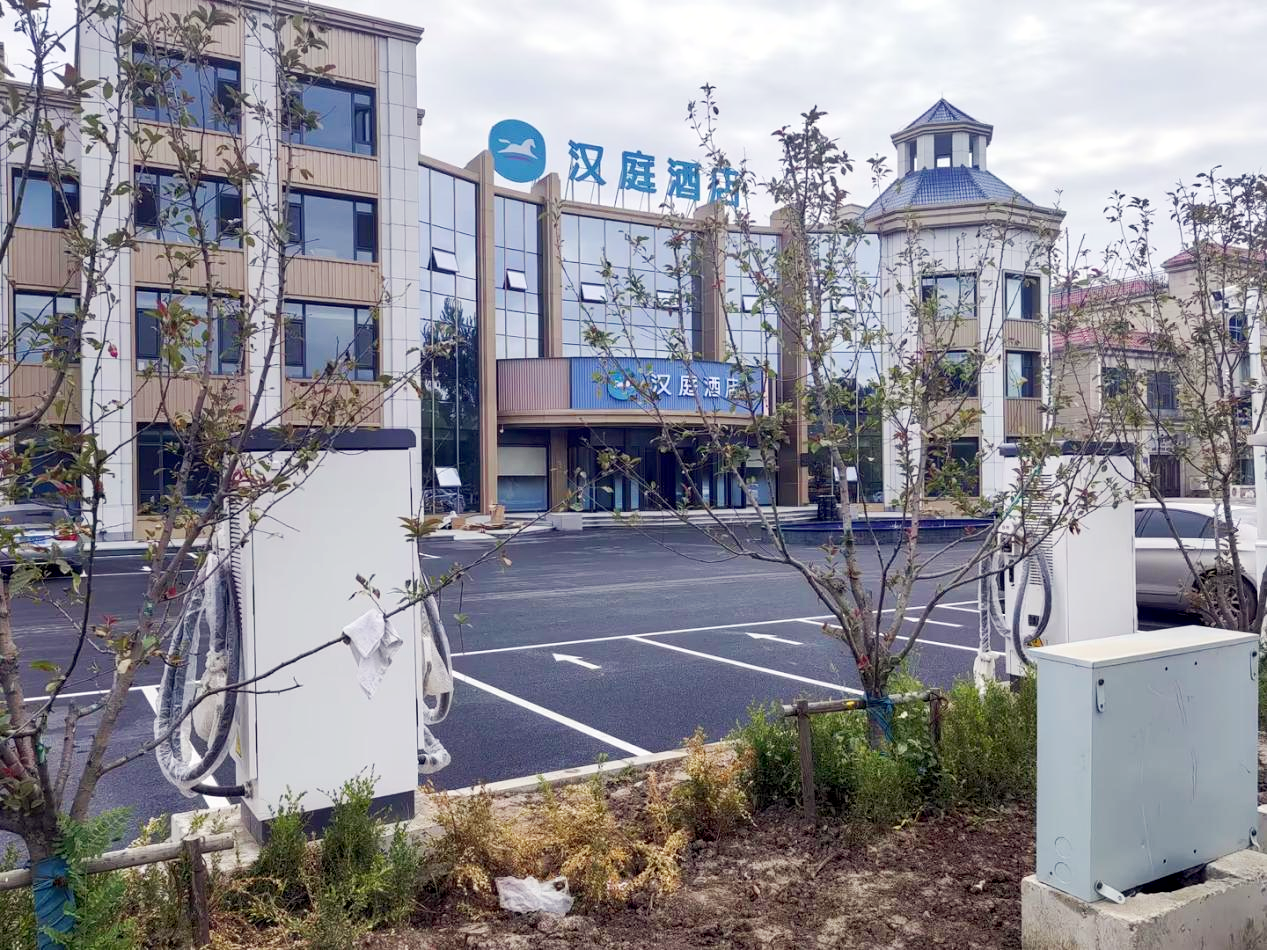 坚朗·mg冰球突破十大平台充电桩入驻辽中汉庭酒店