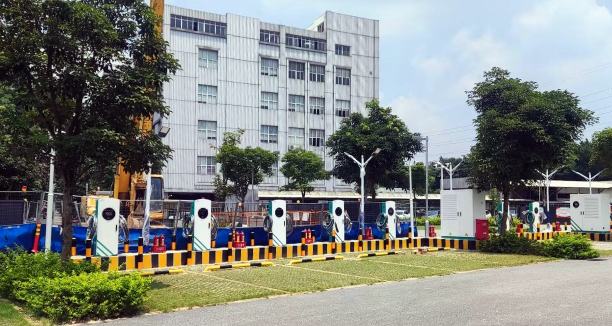 坚朗·mg冰球突破十大平台充电设施闪耀南宁心圩江公园充电站