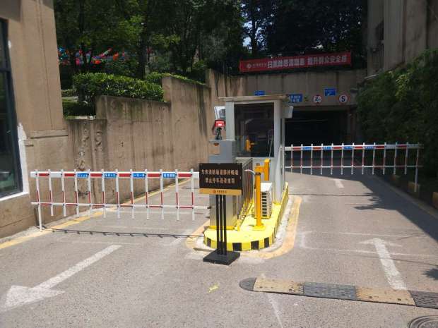 停车场自动进行车牌识别，路边智能停车怎么识别车牌