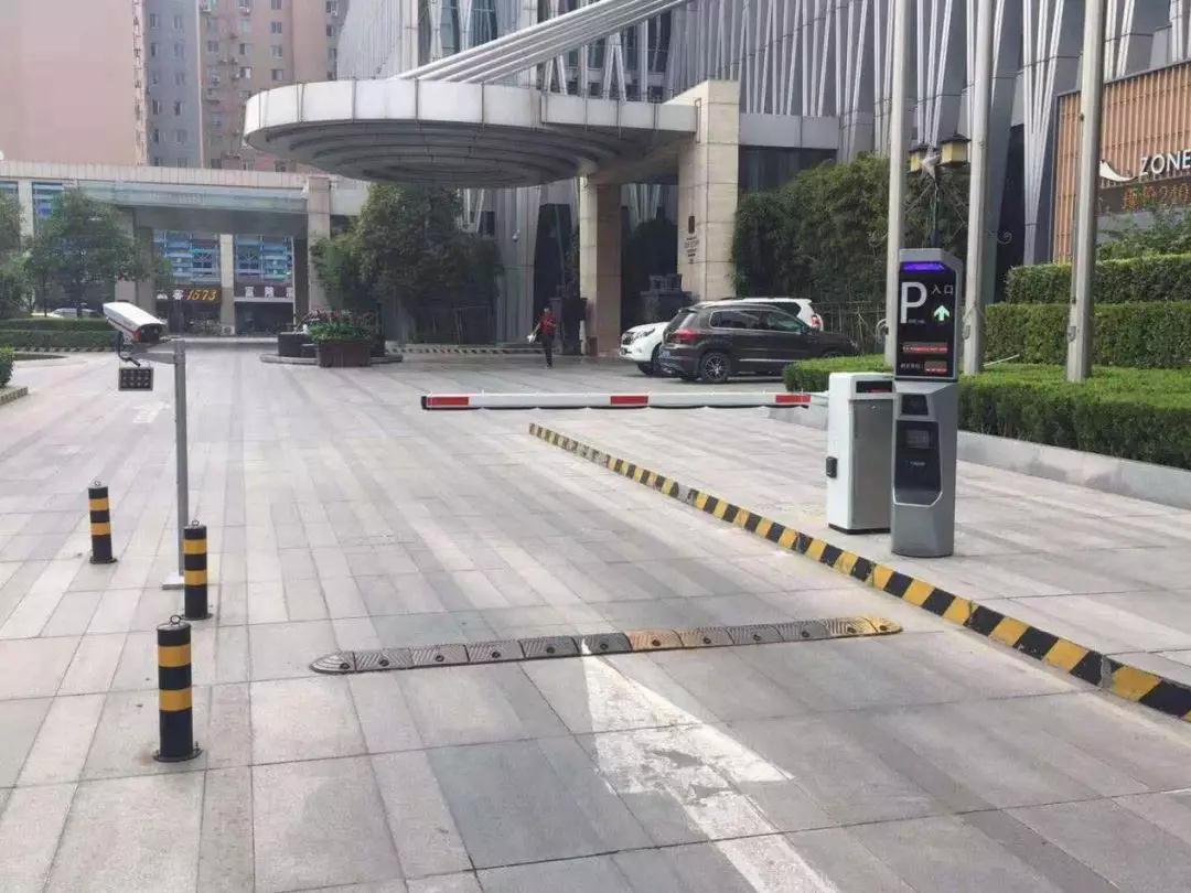【工程案例】mg冰球突破十大平台智控车牌识别系统设备驻扎河北宾馆