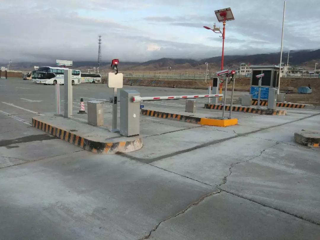 【工程案例】mg冰球突破十大平台停车场车牌识别设备新驻5A景区青：