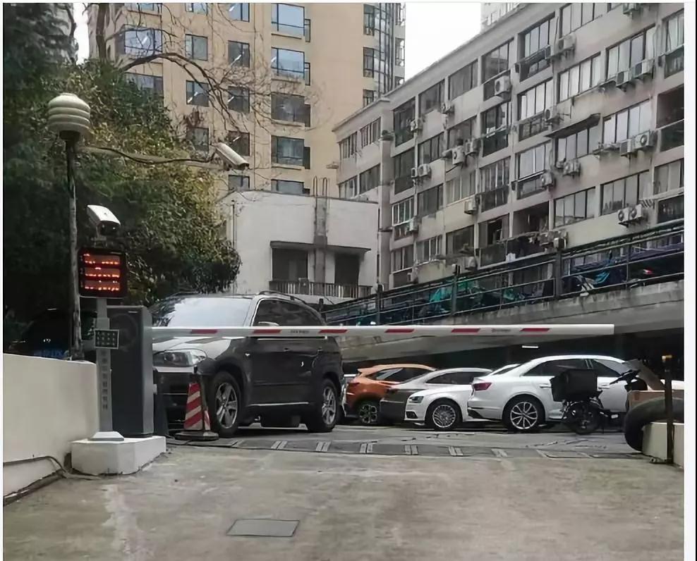 工程案例】上海沃尔玛选用mg冰球突破十大平台智控简III车牌识别系统